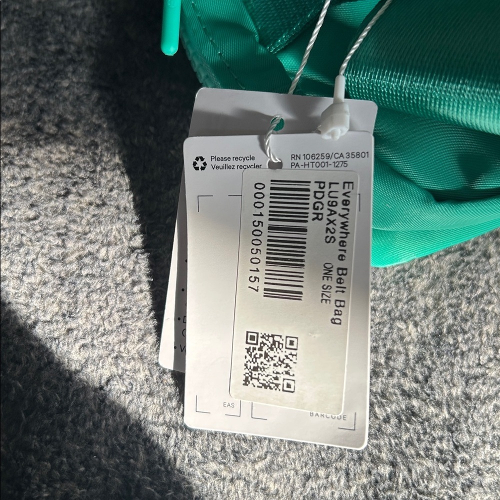 Lululemon NWT PARADISE Green belt bag. Silver hardware. - Picture 2 of 6